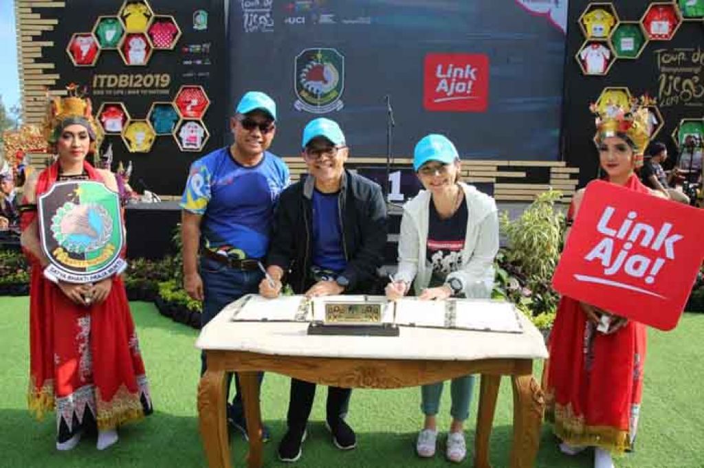 Bupati Banyuwangi Abdullah Azwar Anas saat meneken MoU dengan LinkAja pada September 2019 lalu

