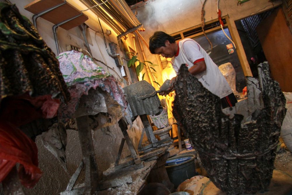 Sentot membuat pot bunga dari kain bekas