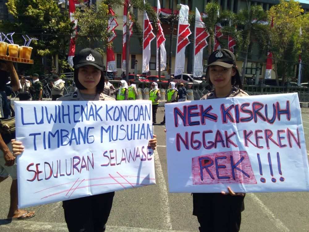 Poster unik dari polwan menyambut pendemo di DPRD Jatim