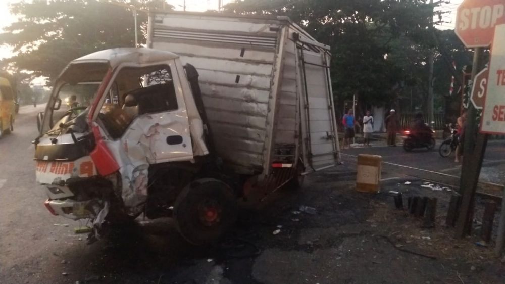 Truk boks ringsek tersambar kereta angkut bbm di Pasuruan
