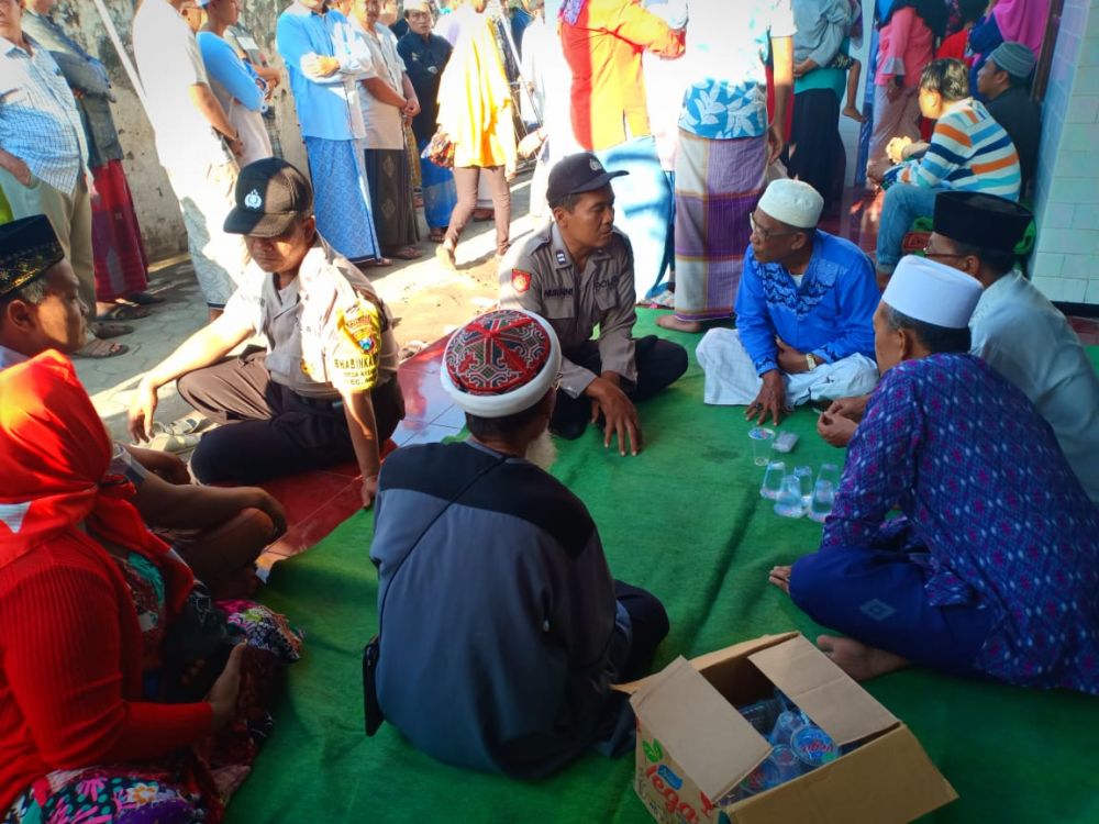 Polisi mendatangi rumah duka Gadis Rizkia yang tewas dipukul balok kayu oleh perampok