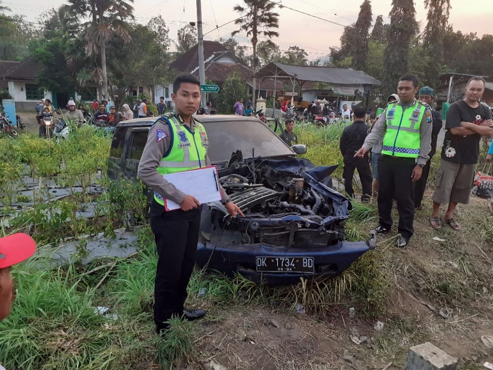 Mobil Berpenumpang Sekeluarga Disambar KA, Seorang Ibu Tewas