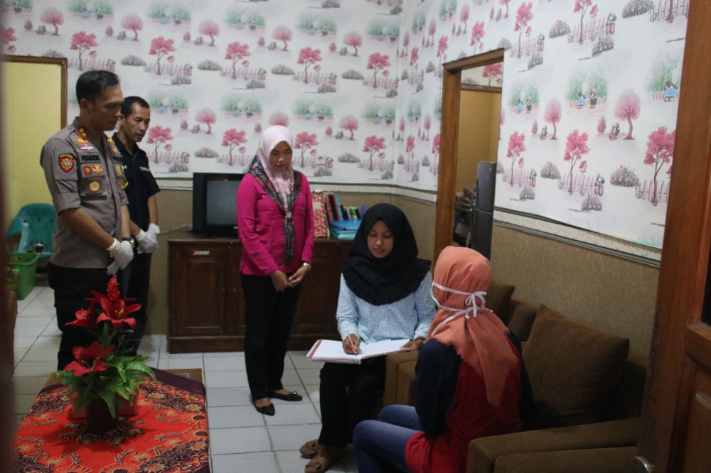 Polisi meminta keterangan dari remaja putri yang mencuri motor tetangganya