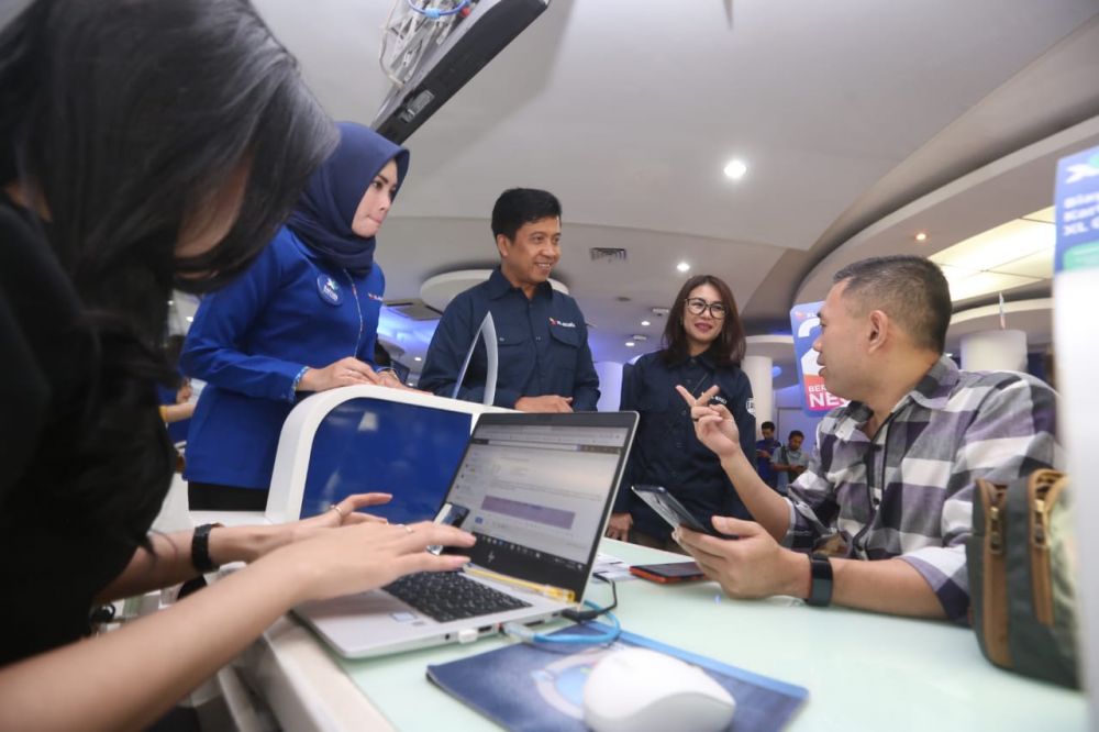 Group Head XL Axiata East Region, Bambang Parikesit menyapa pelanggan