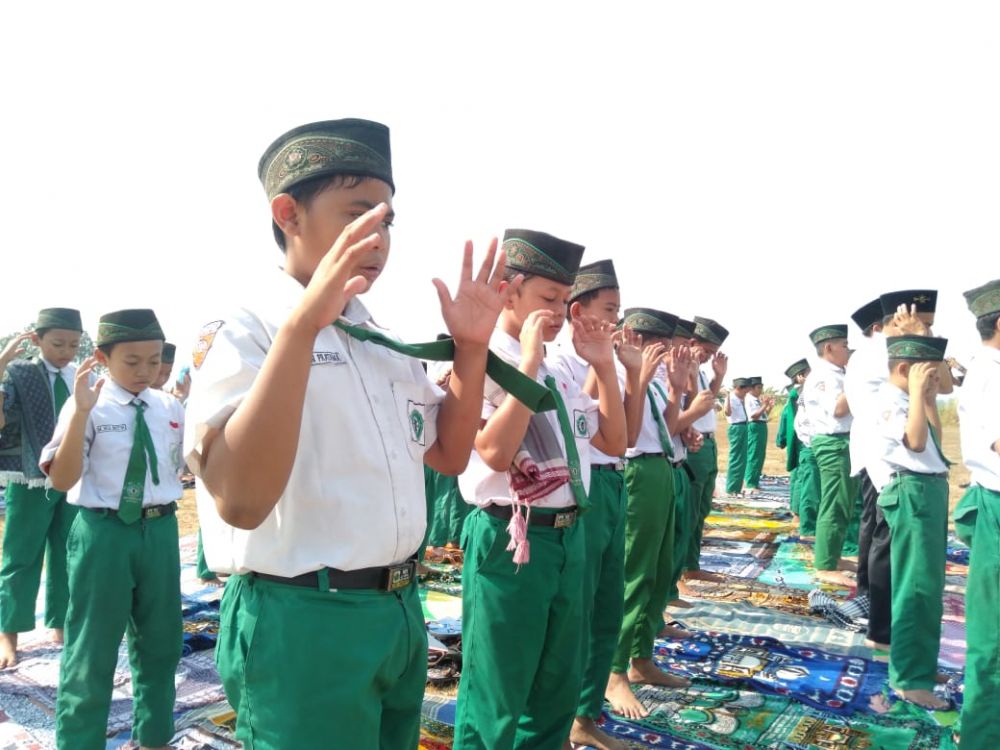 Siswa di Mojokerto melaksanakan Salat Istisqa