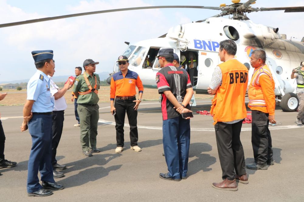 Helikopter water bombing gagal terbang karena cuaca berawan