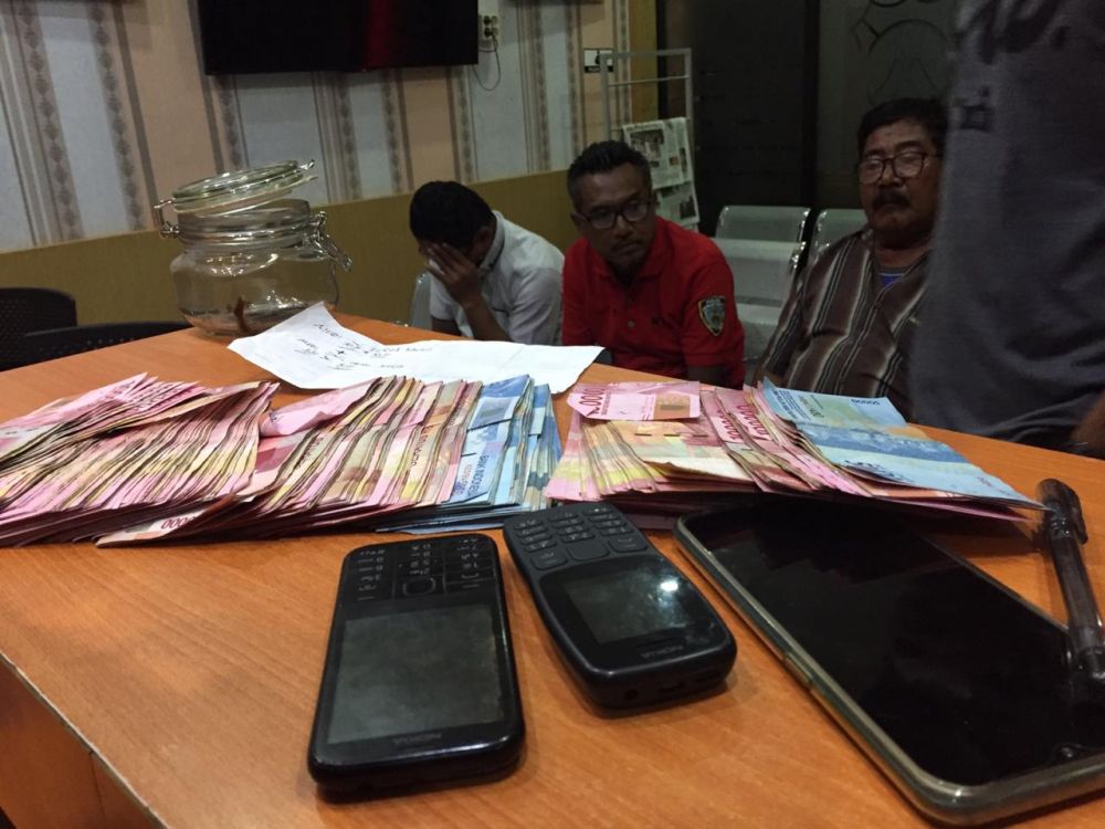 Barang bukti judi Pilkades Blitar diamankan