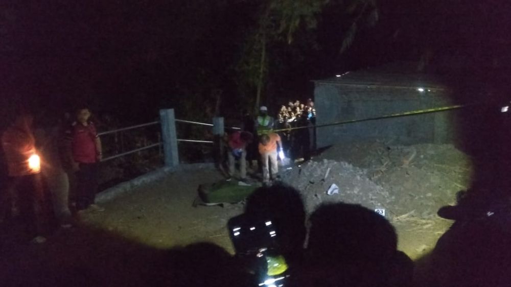 Polisi mendatangi lokasi penemuan mayat di Probolinggo