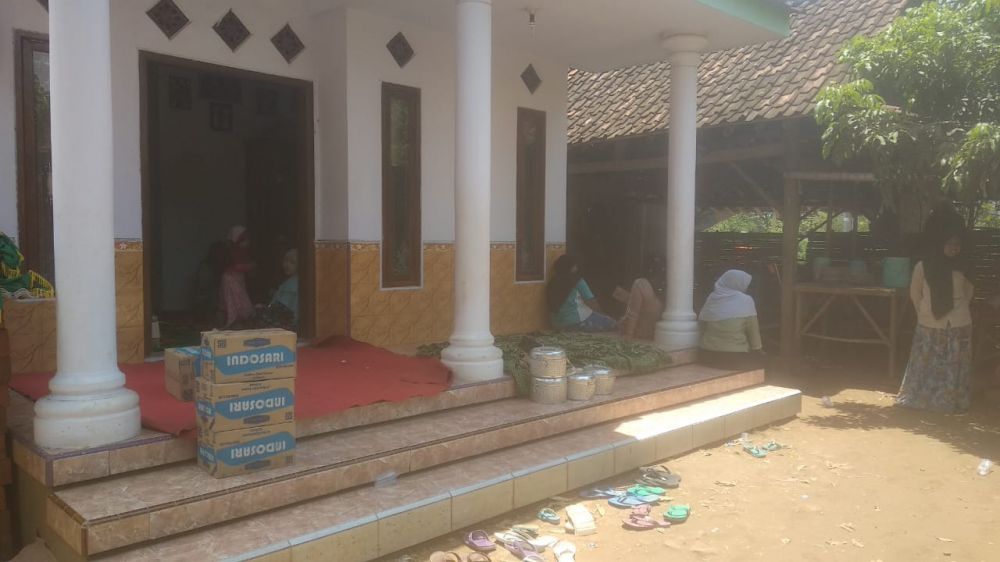 Para pentakziah yang datang ke rumah korban di Probolinggo