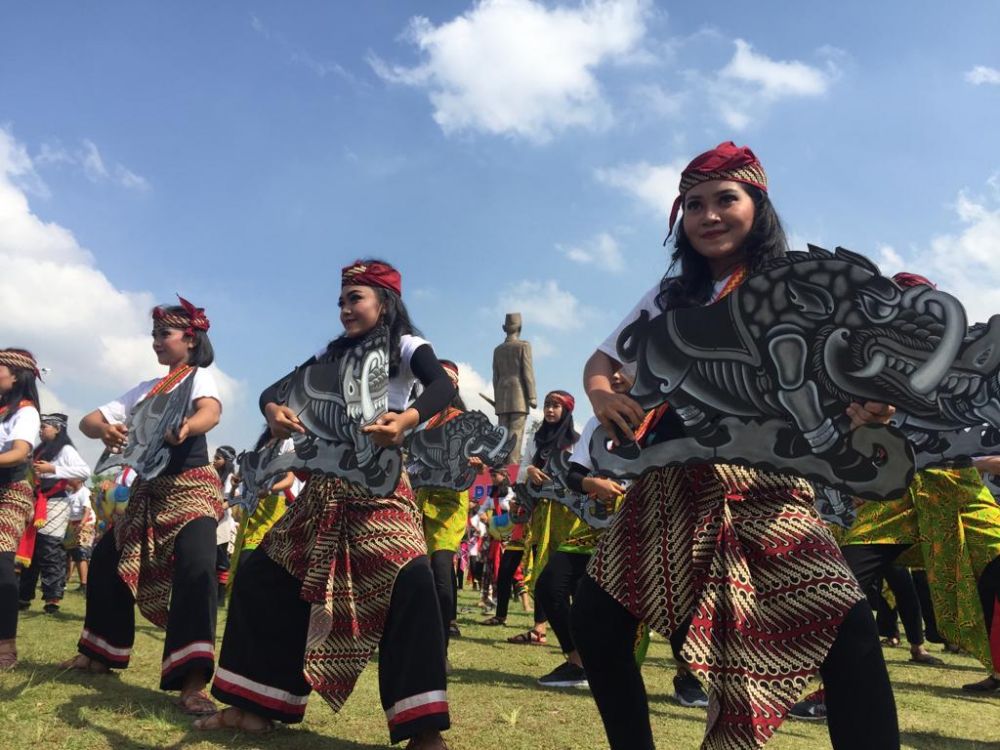 Tari celeng yang dibawakan 2019 pelajar di Blitar