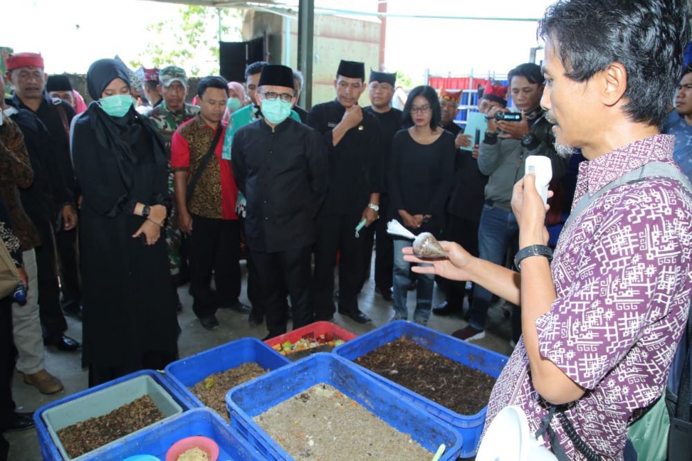 Bupati Anas melihat pengolahan sampah di Kecamatan Muncar