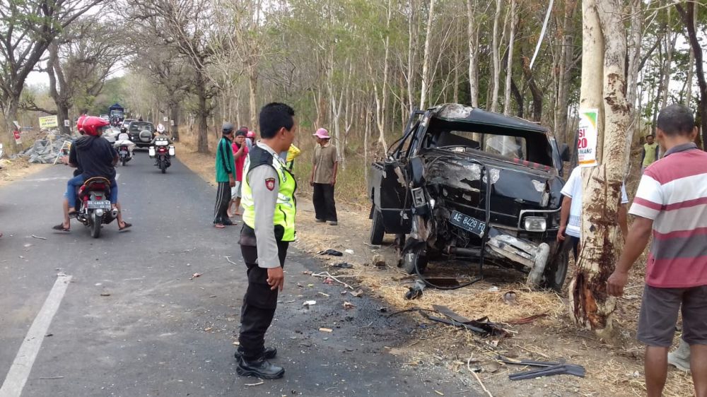Mobil pikap muat ayam menabrak pohon di Ponorogo