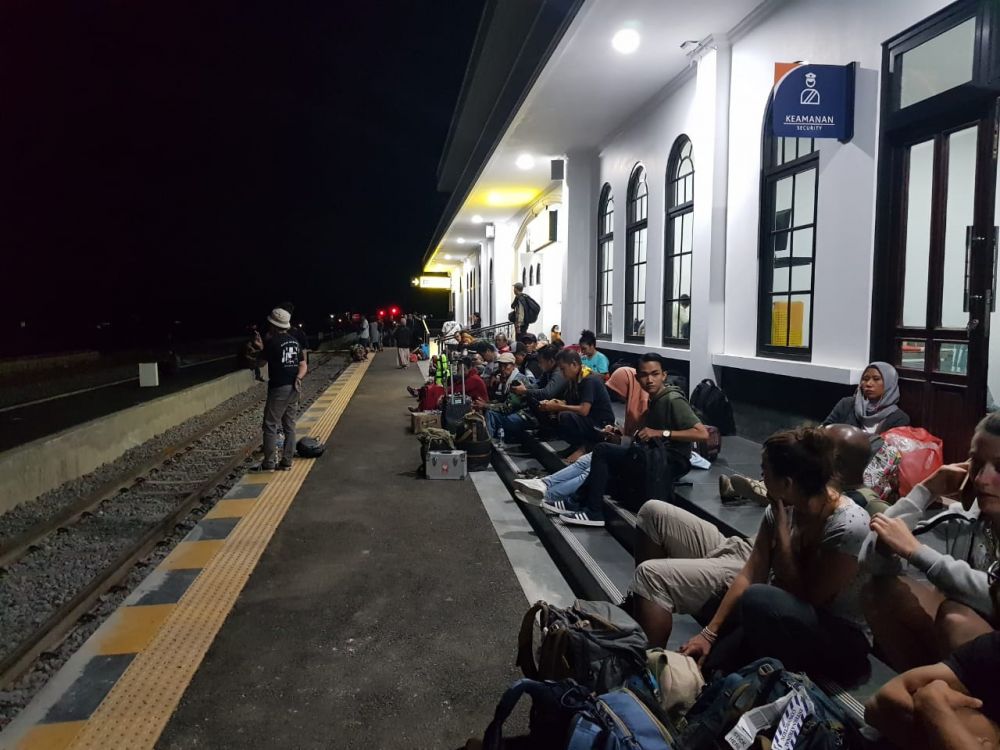 Para penumpang menunggu kedatangan bus untuk dievakuasi