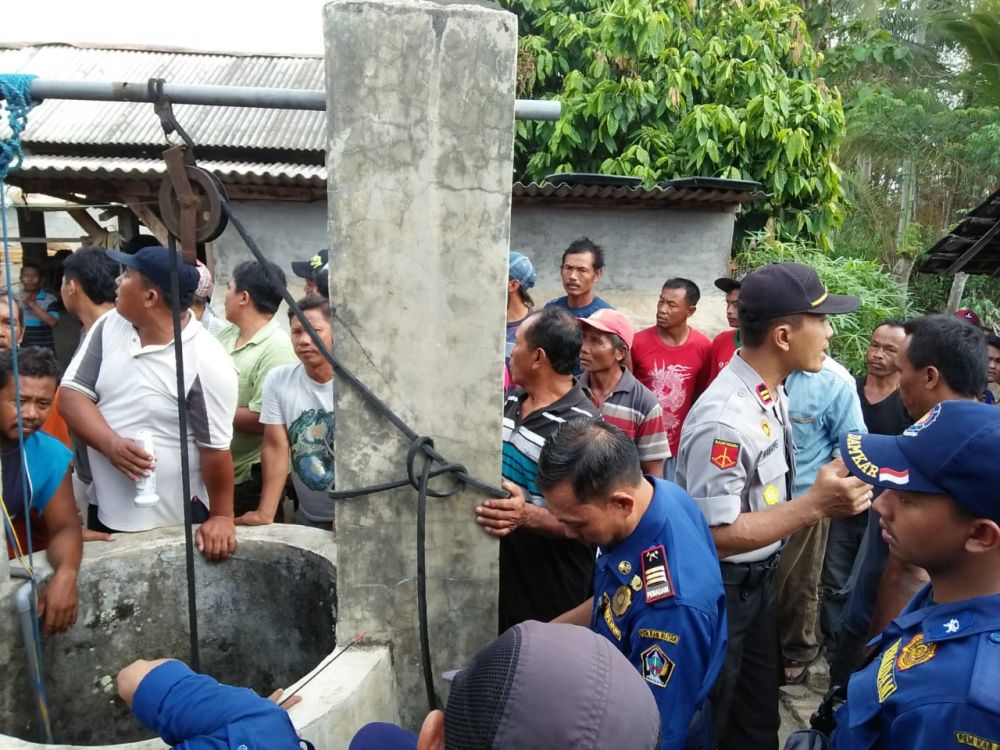 Proses evakuasi korban yang berada di dalam sumur oleh petugas