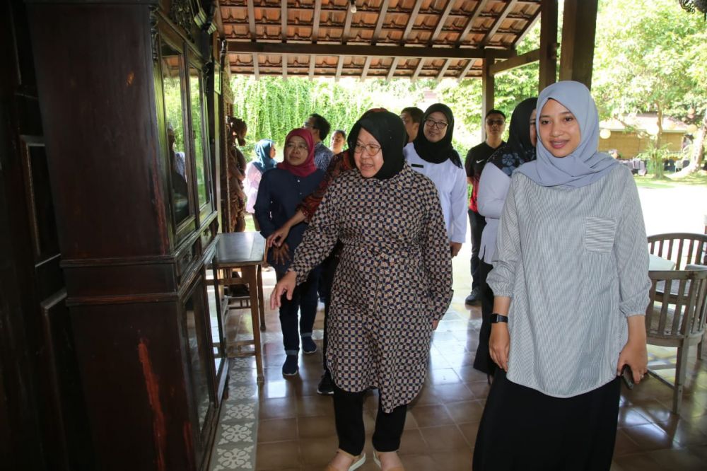 Wali Kota Risma didampingi istri Bupati Banyuwangi Ipuk Fiestiandani Azwar Anas mengelilingi Pendopo Shaba Swagata Blambangan