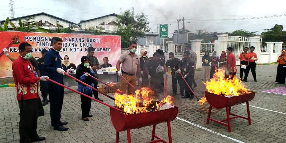 Pemusnahan barang bukti oleh Kajari Kota Mojokerto