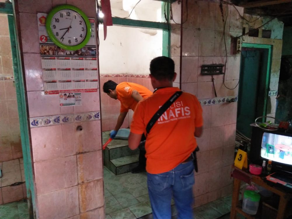 Polisi mendatangi lokasi penemuan janin tanpa kepala 