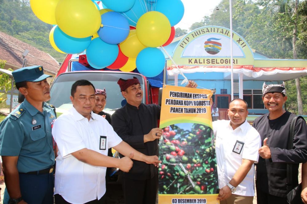 Wakil Bupati Banyuwangi Yusuf Widyatmoko melepas ekspor 378 ton kopi robusta ke Italia, Jepang dan Inggris