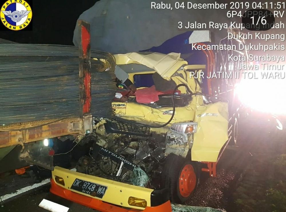 Truk boks menabrak truk bermuatan besi di Tol Waru