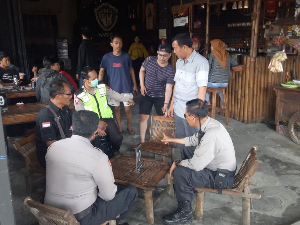 Polisi mendatangi angkringan Paijo tempat pelajar putri yang mabuk