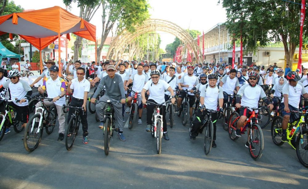 Gowes bareng BUMN dan Bupati Abdullah Azwar Anas