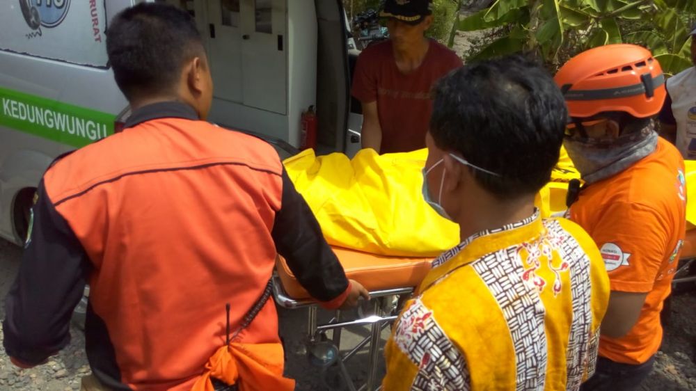 Proses evakuasi jasad korban oleh petugas gabungan di Pantai Trianggulasi, Banyuwangi