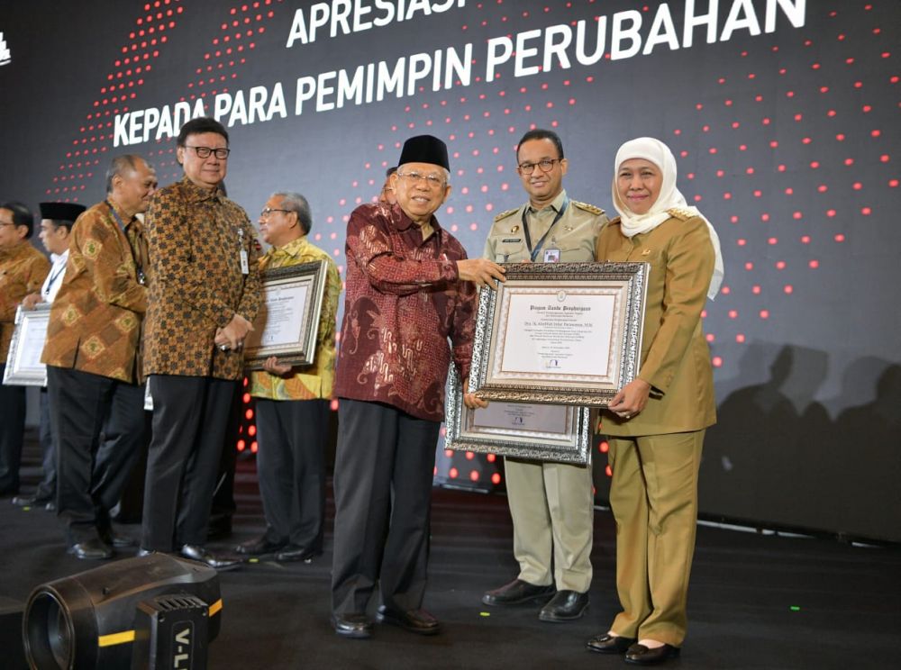 Wakil Presiden KH Ma'ruf Amin memberikan Anugerah Pemimpin Perubahan dari KemenPAN RB kepada Gubernur Khofifah di Jakarta