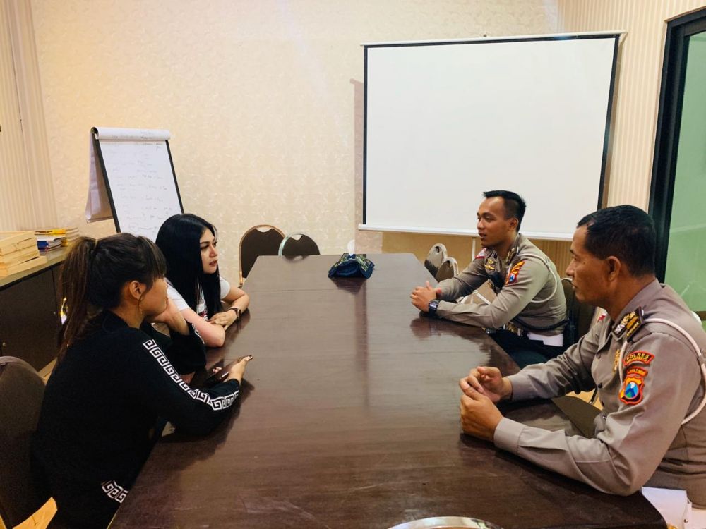 Kedua wanita yang melakukan aksi mandi dengan naik motor diamankan Satlantas Polres Mojokerto