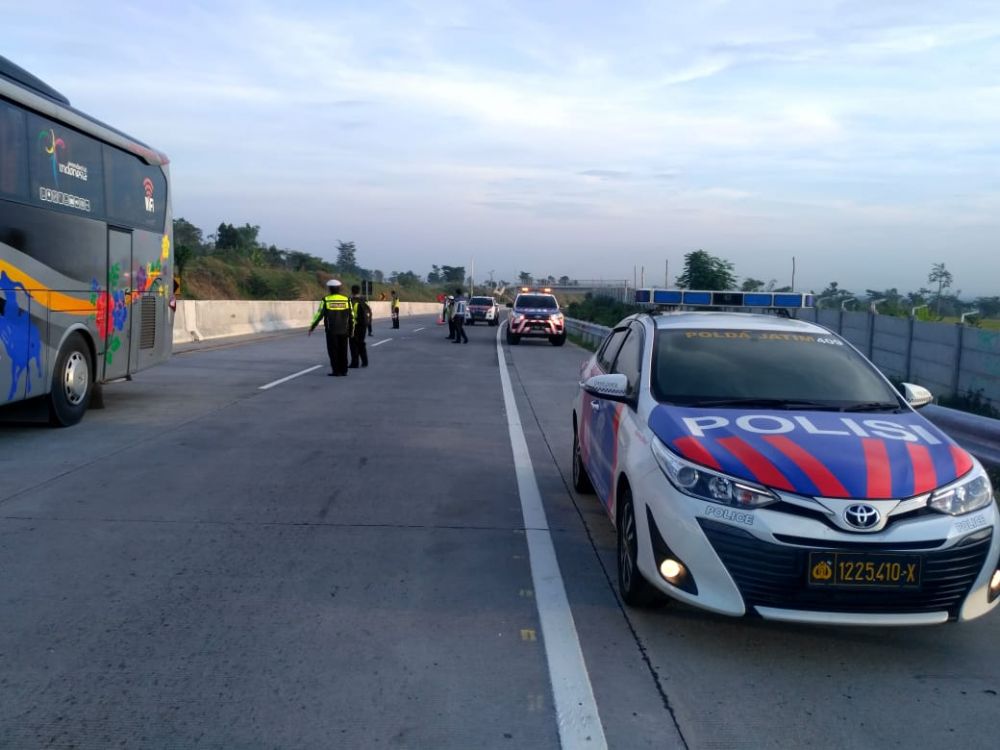 Polisi melakukan olah tkp di Tol Pandaan-Malang tempat putra KH Hasyim Muzadi meninggal