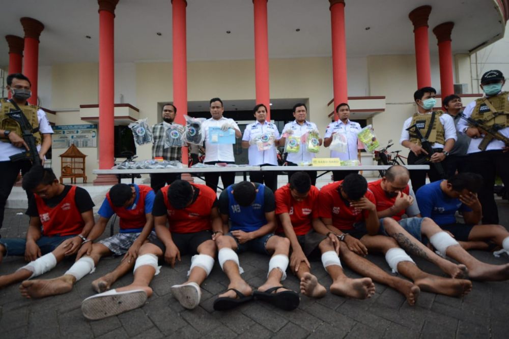Delapan orang sindikat narkoba jaringan Aceh-Jatim digelar bersama barang bukti di Mapolrestabes Surabaya