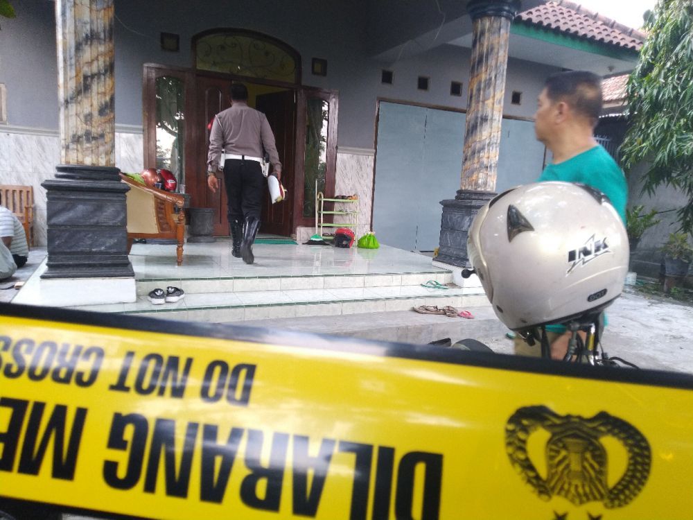 Rumah guru SMP yang tewas bersimbah darah saat dipasang garis polisi beberapa waktu lalu