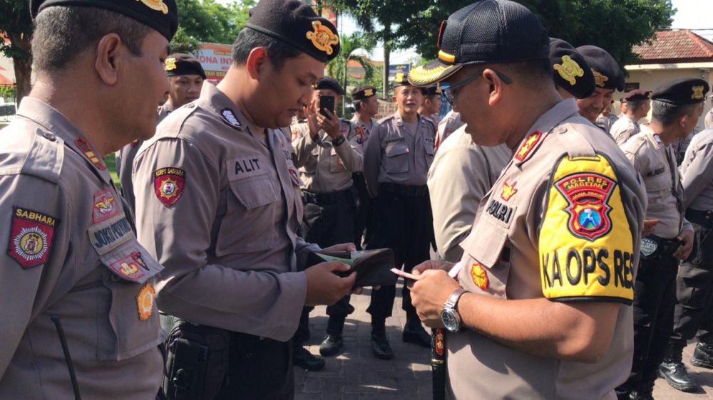 Kapolres Magetan AKBP Muhammad Rifai saat merazia isi dompet anggotanya