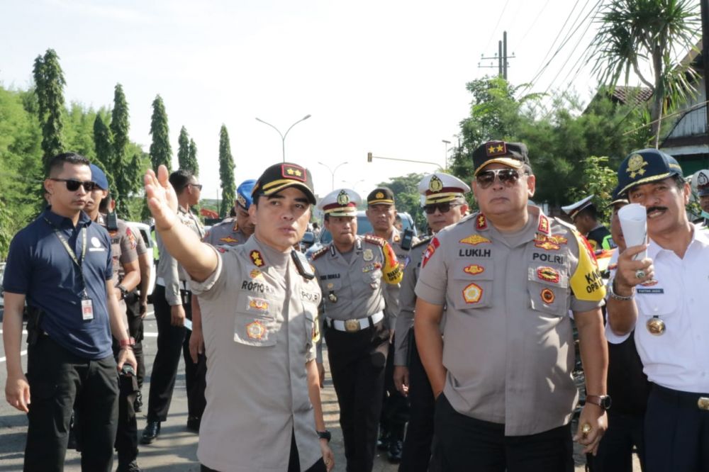 Kapolda Jatim, Irjen Pol Luki datang ke lokasi kecelakaan 