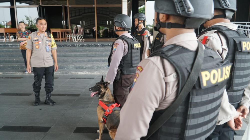 Unit K9 melakukan sterilisasi Gereja Bethany Surabaya