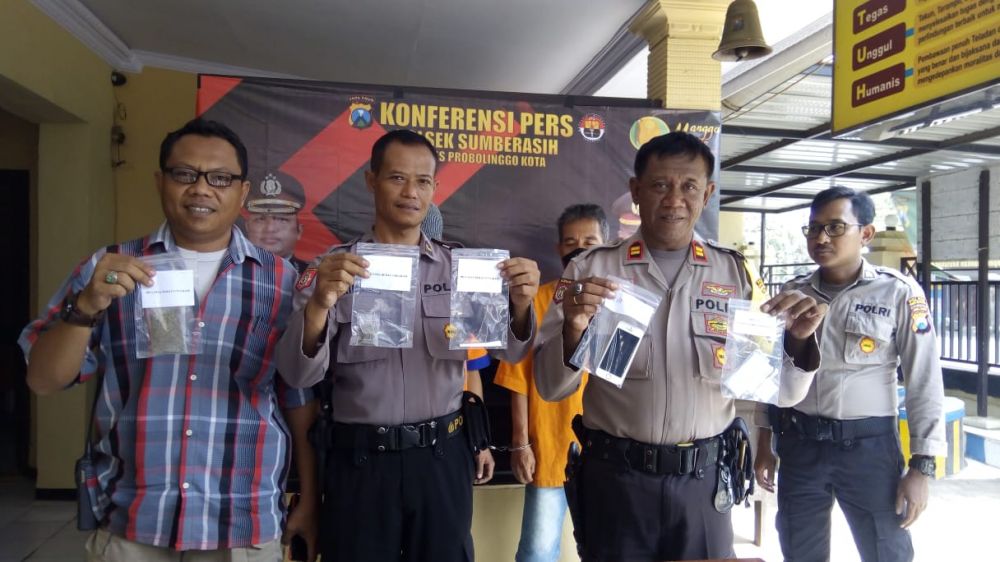 Polisi tunjukkan bb ganja dan dua tersangka yang berhasil diamankan