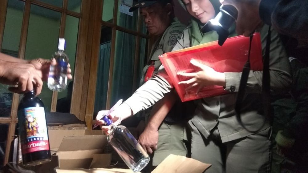 Diduga Kemas Ulang Miras Oplosan, Sebuah Toko di Kota Blitar Digerebek