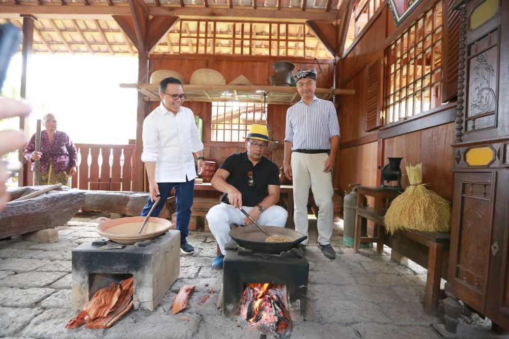 Kang Emil menikmati kunjungannya di Banyuwangi ditemani Bupati Abdullah Azwar Anas