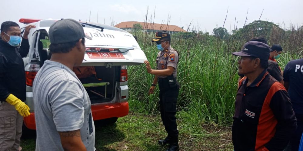Polisi mengevakuasi korban yang ditemukan tewas telanjang di semak pergudangan
