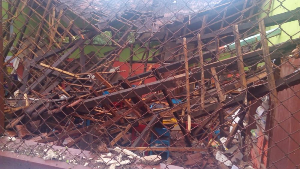 Atap sekolah TK PKK Pertiwi di Probolinggo yang ambruk
