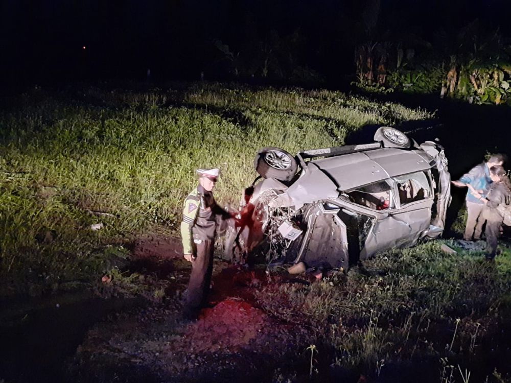Isuzu Panther Terguling di Tol Ngawi, Enam Penumpang Terluka