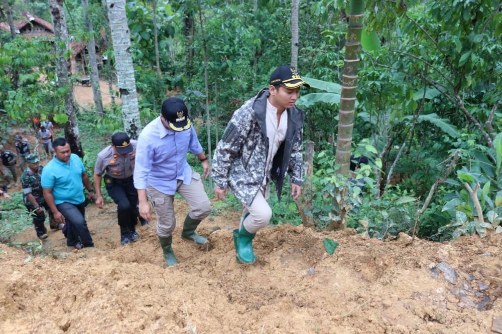 Bupati Nur Arifin tinjau lokasi tiga rumah yang rusak terkena longsor