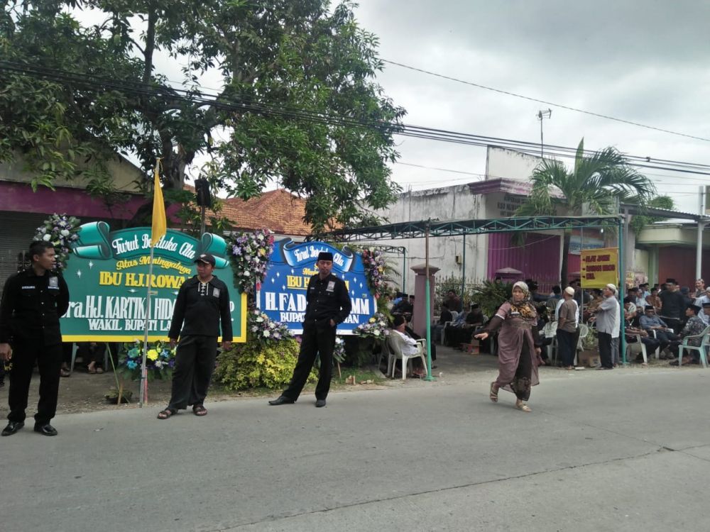 Karangan bunga di lokasi terbunuhnya mertua Sekda Lamongan