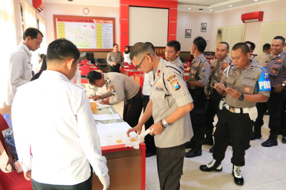 Tes urine di Polres Blitar
