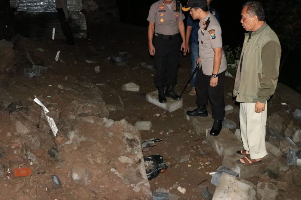 Kapolres Pasuruan melihat lokasi ambrolnya parkiran Taman Cimory Dairy Land