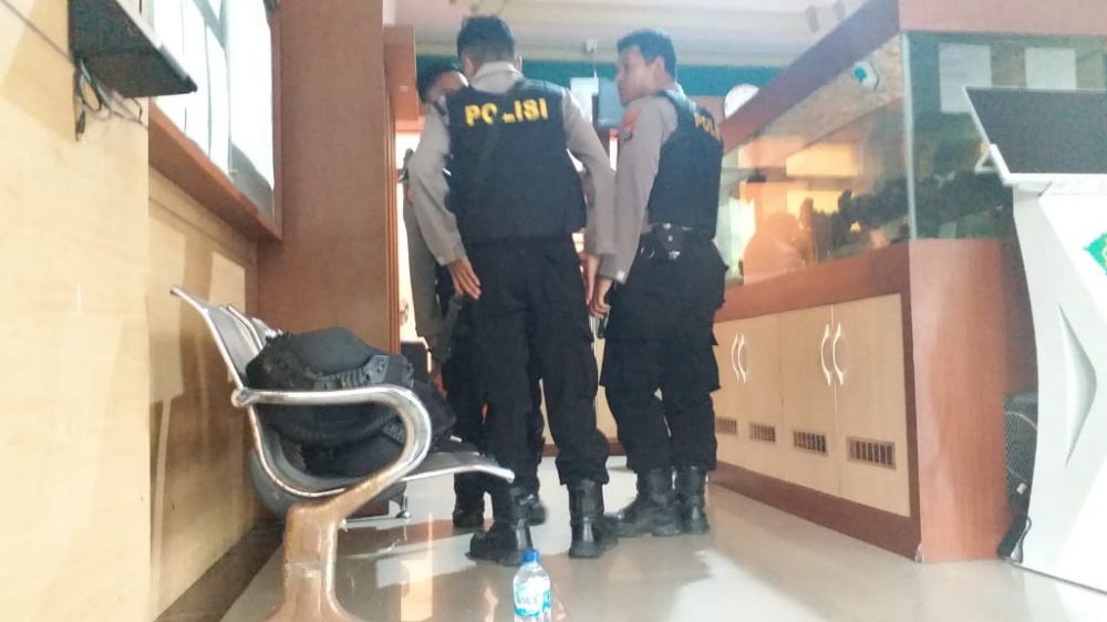 Polresta Sidoarjo menjaga penggeledahan yang dilakukan KPK