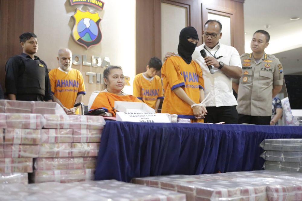 Dirreskrimsus Polda Jatim Kombes Pol Gidion Arif Setyawan menunjukkan salah satu tersangka investasi bodong