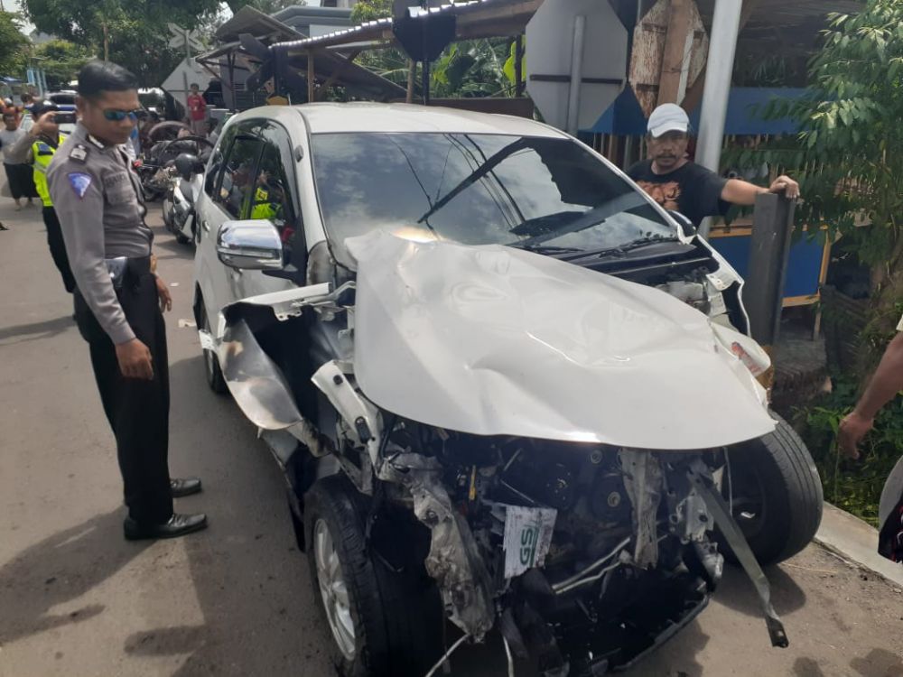 Toyota Avanza yang tertabrak KA Logawa
