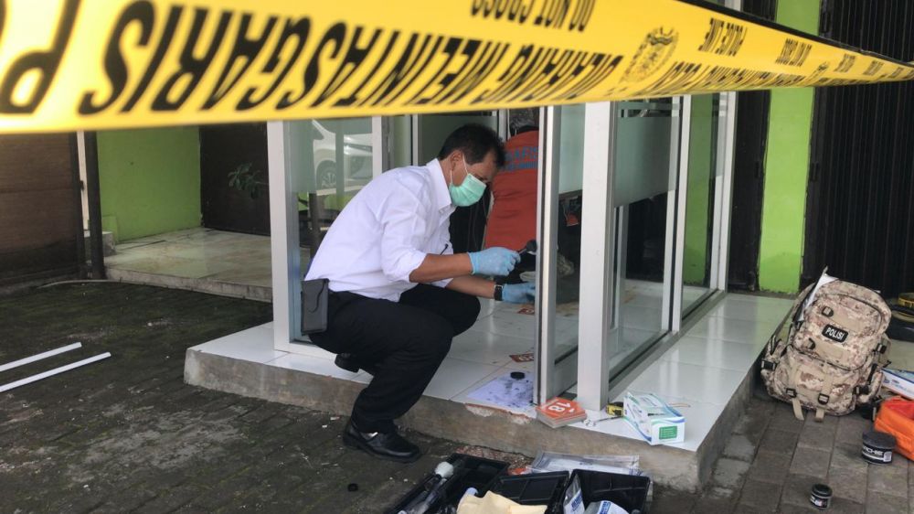 Polisi melakukan olah TKP di lokasi mesin ATM