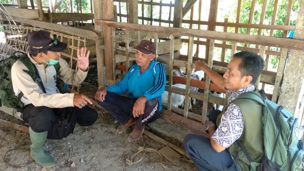 Aparat desa datang ke warga yang memelihara kambing