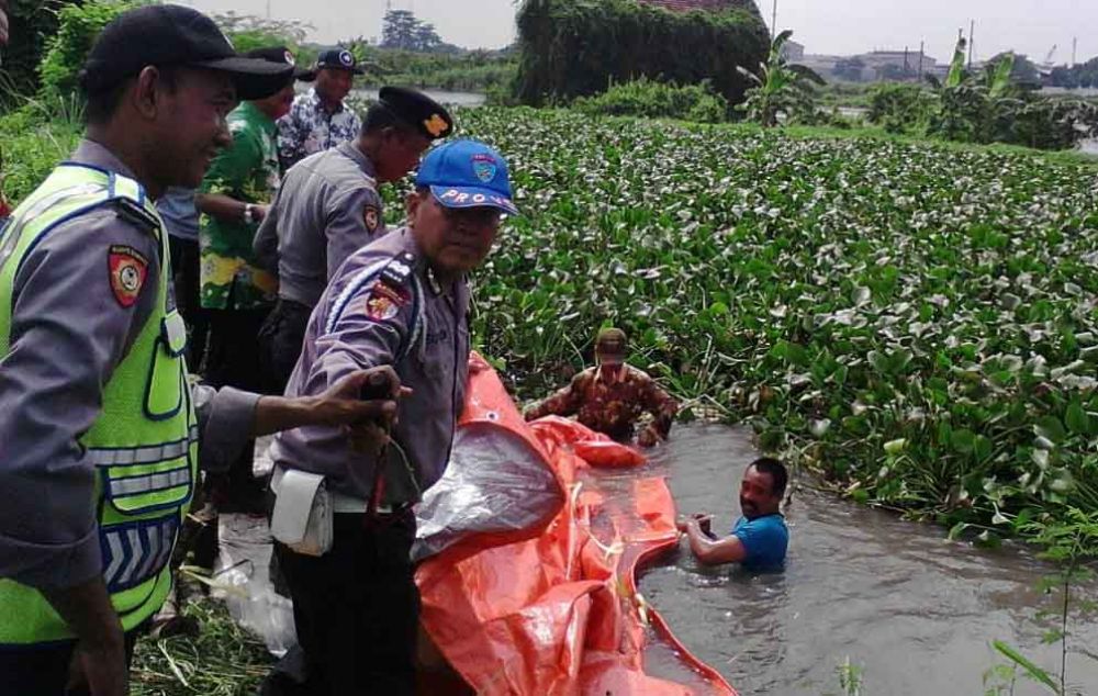 Petugas dan warga bersihkan enceng gondok di Sungai Wrati